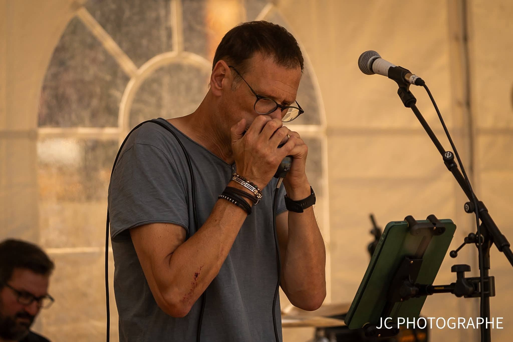 Fred à l'harmonica au Festival Thomas'Ranch